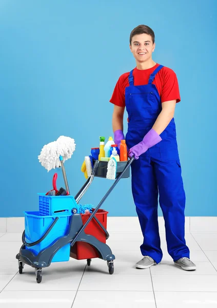 Hombre Con Cepillos Detergentes Sobre Fondo Gris — Foto de Stock