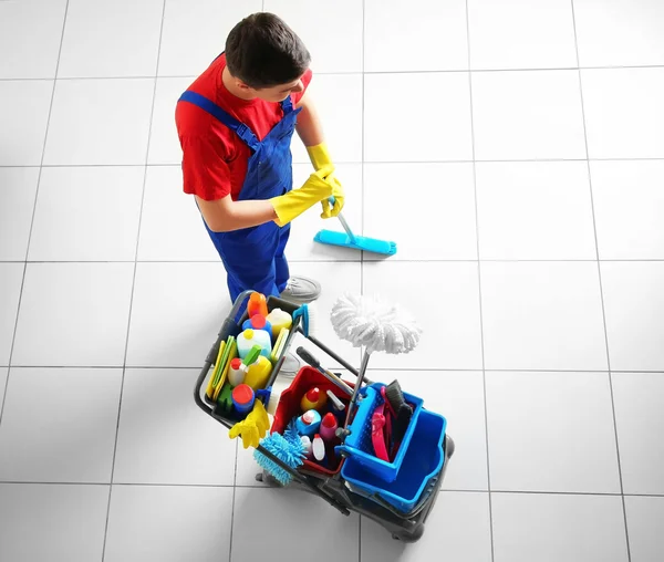 Homem Limpando Chão Com Vassoura — Fotografia de Stock