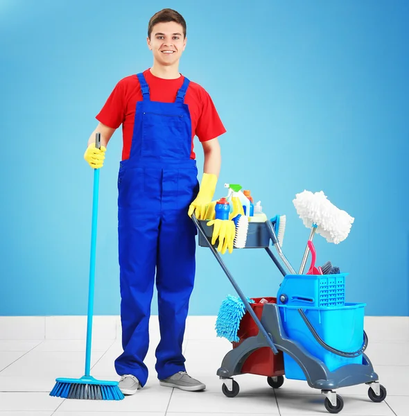 Homem Com Escovas Detergentes Sobre Fundo Cinzento — Fotografia de Stock