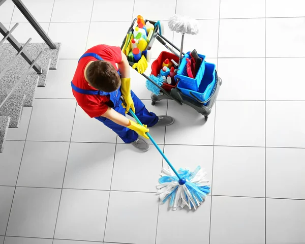 Man Mopping Floor Top View — Stock Photo, Image