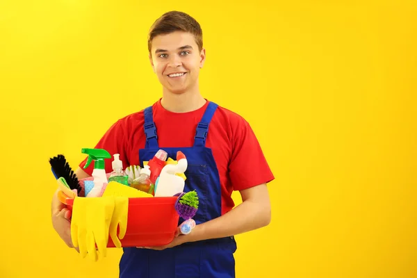 Hombre sosteniendo lavabo de plástico — Foto de Stock