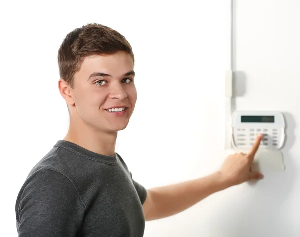 Homem pressionando o código — Fotografia de Stock