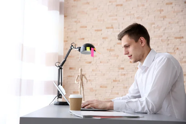 Man working at computer — Stock Photo, Image