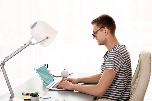 Hombre trabajando en la computadora — Foto de Stock