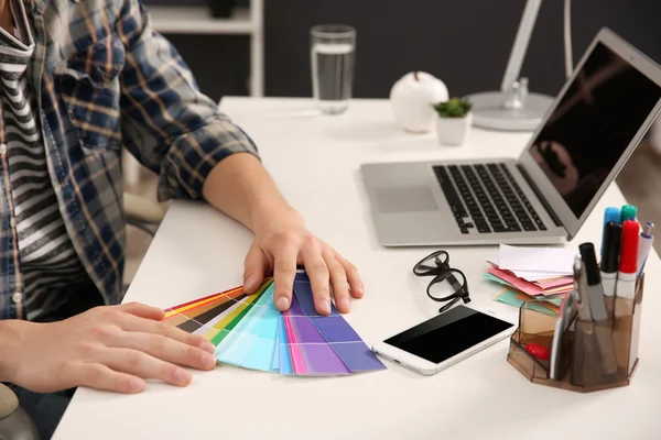 Hombre Trabajando Con Muestras Color Oficina — Foto de Stock