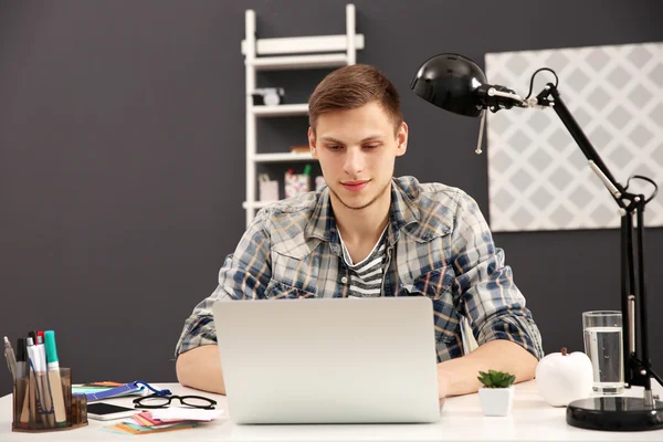 Man working at computer — Stock Photo, Image