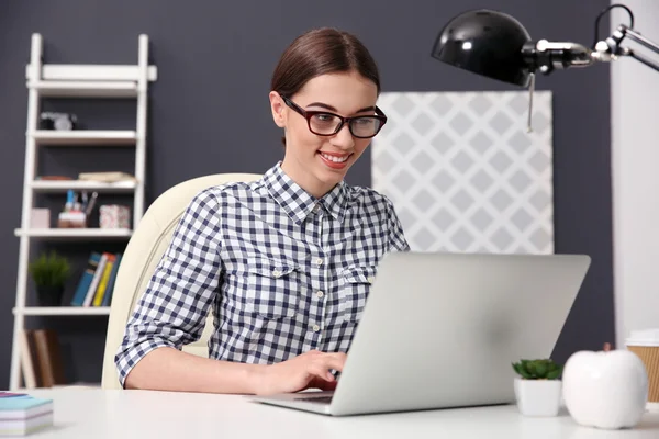 Femme travaillant à l'ordinateur — Photo