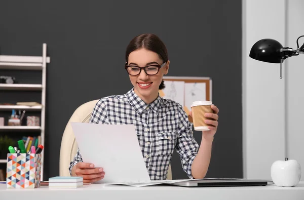 Vrouw die werkt met schetsen — Stockfoto