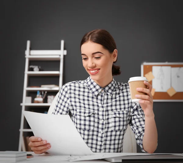 Vrouw die werkt met schetsen — Stockfoto