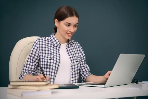 Vrouw met behulp van grafische tablet — Stockfoto