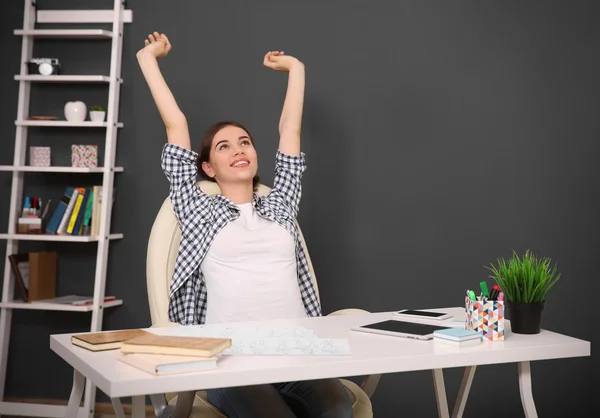 Mulher Esticando Braços Escritório — Fotografia de Stock