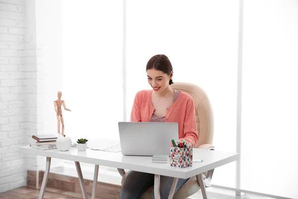 Woman working at computer — Stock Photo, Image