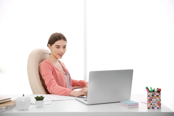 Mujer Trabajando Oficina — Foto de Stock