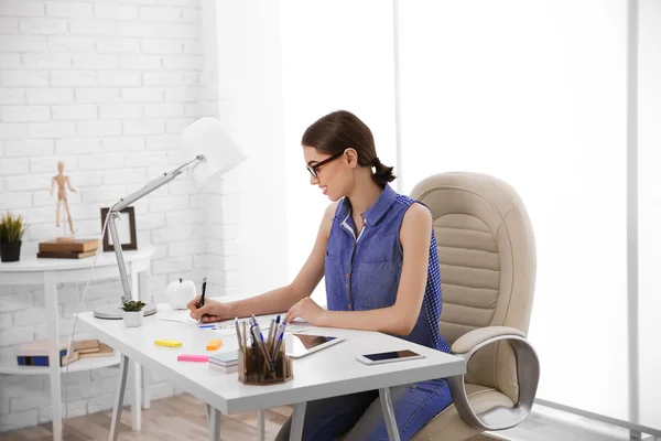 Vrouw die werkt met schetsen — Stockfoto