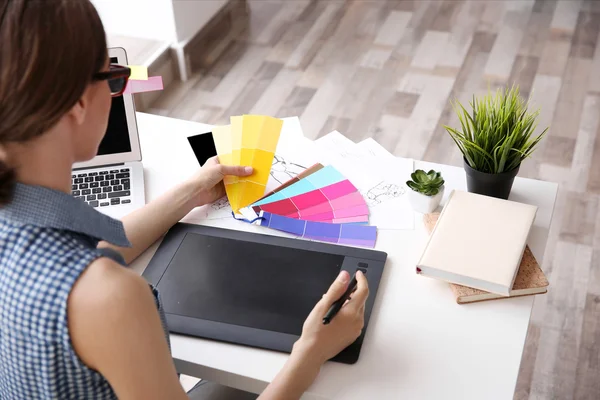 Vrouw met behulp van grafische tablet — Stockfoto