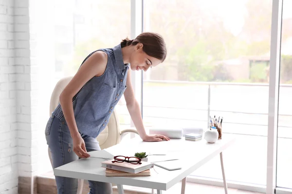 Vrouw die werkt met schetsen — Stockfoto