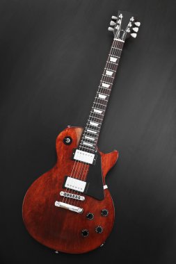 Kahverengi elektro gitar