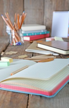 çeşitli büro malzemeleri 