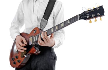 Elektro gitar çalan genç adam.