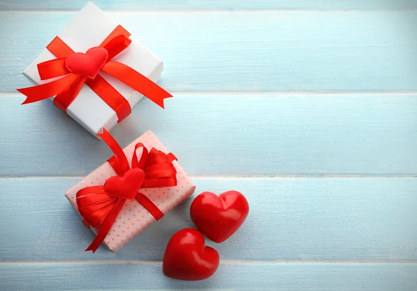 Confezione regalo e cuore decorativo — Foto Stock