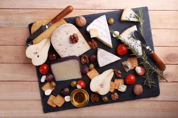 Different kinds of cheese — Stock Photo, Image