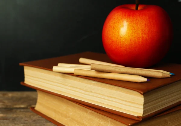 Livros escolares na mesa — Fotografia de Stock