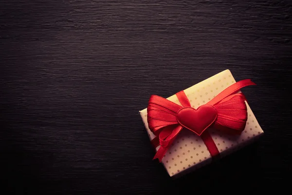 Coffret cadeau et coeur décoratif — Photo