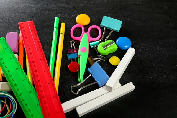 Papelería colorida en negro —  Fotos de Stock