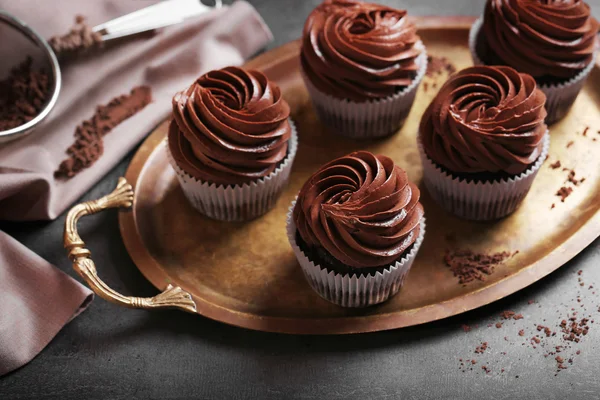 Шоколадні кекси на підносі — стокове фото