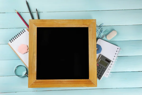 Petit tableau noir scolaire avec papeterie — Photo