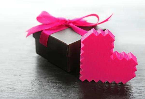 Подарочная коробка и декоративное сердце — стоковое фото