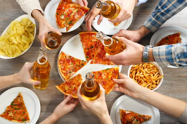 Vriendelijke partij met hete pizza en dranken — Stockfoto