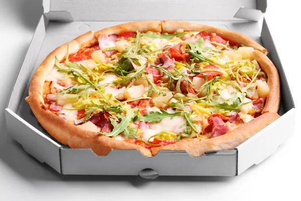 Karton kutuda taze pizza — Stok fotoğraf