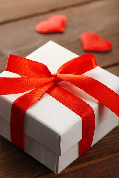 Подарочная коробка и декоративные сердца — стоковое фото