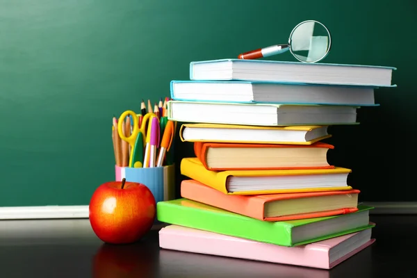 Livros escolares na mesa — Fotografia de Stock