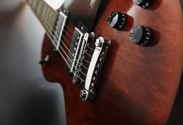 Kahverengi elektro gitar — Stok fotoğraf