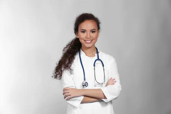 아름 다운 흑인 여성 의사 — 스톡 사진