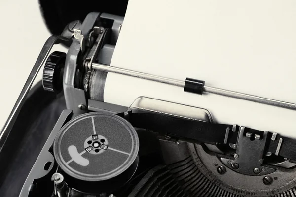 Παλιά γραφομηχανή με χαρτί — Φωτογραφία Αρχείου