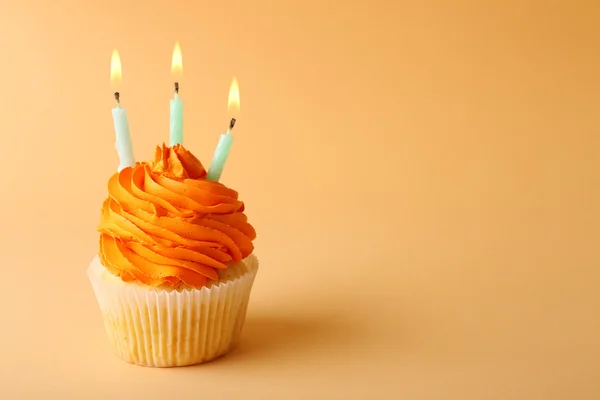 Verjaardag cupcake met kaarsen — Stockfoto