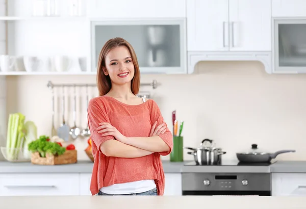 Jovem mulher na cozinha — Fotografia de Stock