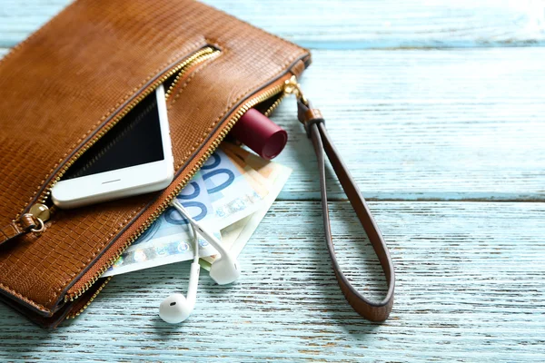 Borsa in pelle con cellulare — Foto Stock