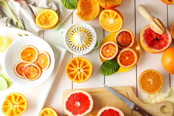 Lezzetli portakal meyve suyu hazırlama — Stok fotoğraf