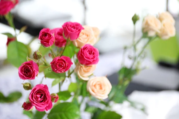 Bouquet di rose al chiuso — Foto Stock