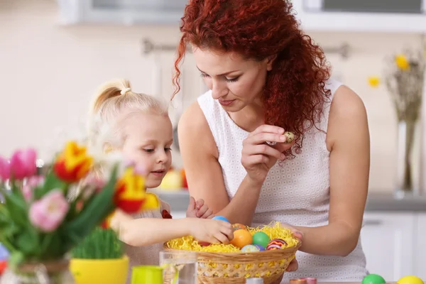 Anne ve kızı Paskalya yumurtaları dekorasyon