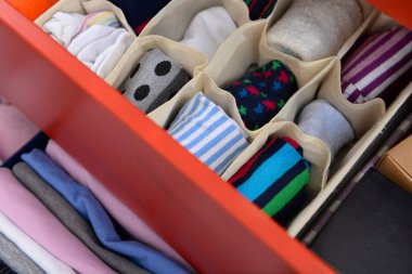 Çekmeceli içinde giysiler katlanmış 