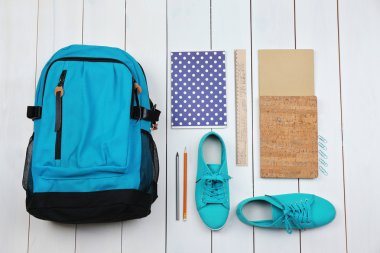 Sırt çantası ve okul malzemeleri