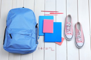 Sırt çantası ve okul malzemeleri