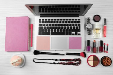Kadının aksesuarları ile dizüstü bilgisayar 
