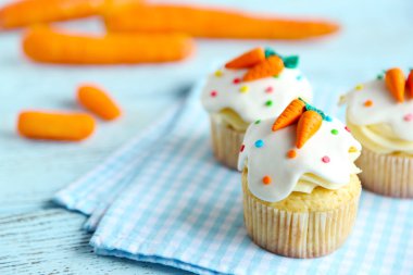 Peçete üzerinde Paskalya kek