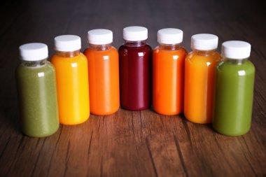 Detoks içki şişeleri